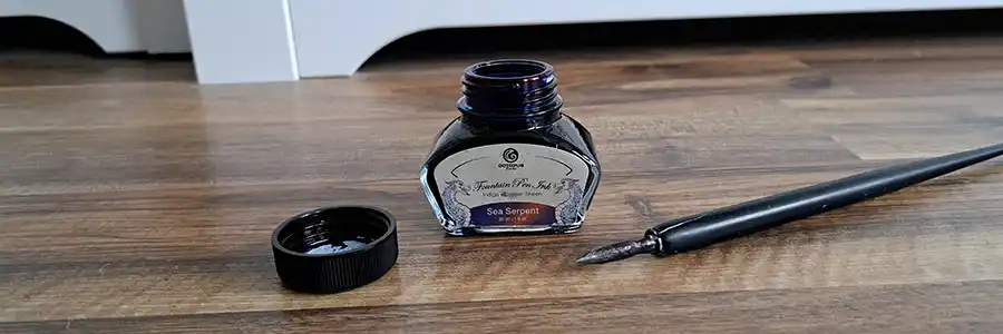 Eine außergewöhnliche Tusche: die Sheen Ink von octopus fluids in der Farbe "Sea Serpent".